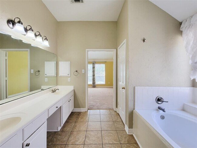 Building Photo - 3218 Vanity Dr