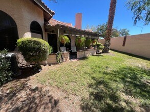 Building Photo - A Fabulous 2 Bedroom Single story Townhome Close to UNLV and Airport