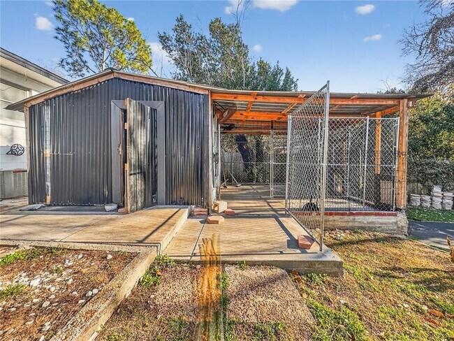 Building Photo - 2304 Country Club Rd