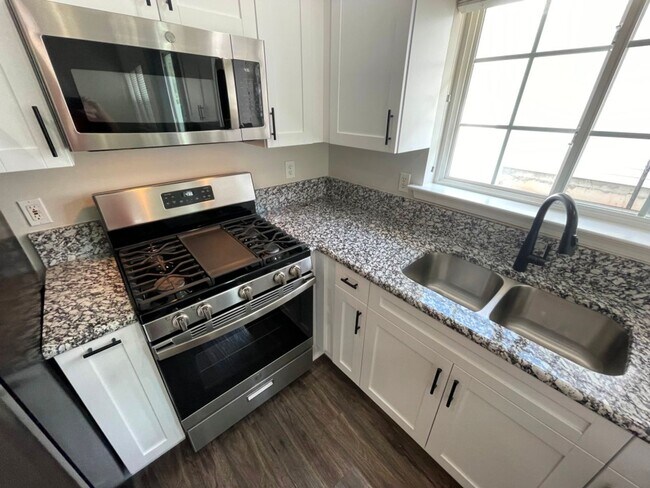 Building Photo - Updated 3BR Home - Woodstock