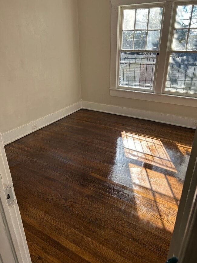 Building Photo - Newly Renovated 4 Bedroom Home / College H...