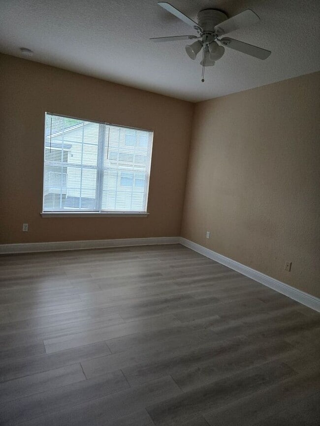 Building Photo - Beautiful 3 bed 3 bath town home