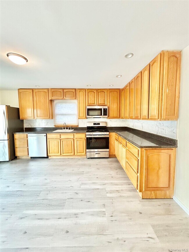 Building Photo - 164 Rossiter Ave
