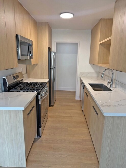 Building Photo - 11070 Rose Ave