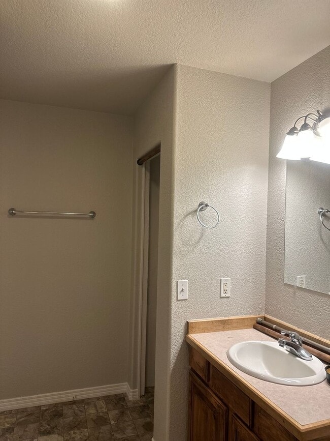 Building Photo - 245 NW Tumalo Ave