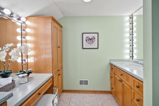 Building Photo - 5160 N Kent Ave