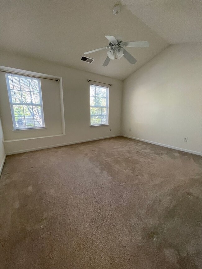 Building Photo - Townhouse with Owner's Suite on main level...