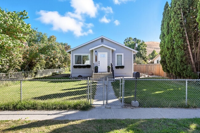 Building Photo - 1123 Prosser Ave