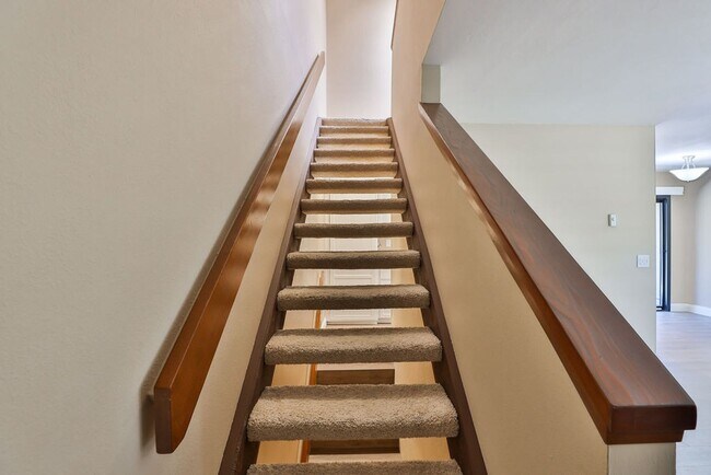 Building Photo - 8750 Villa La Jolla Dr