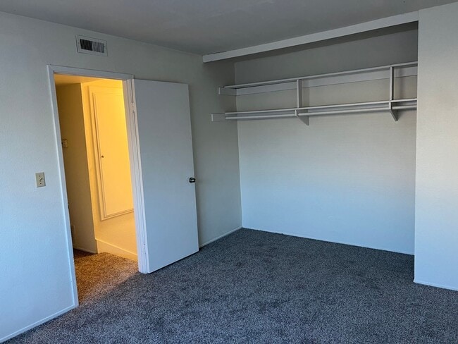 Building Photo - 3 bedroom 2 bath townhouse for rent