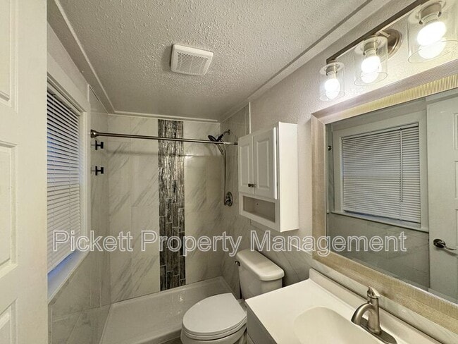 Building Photo - 2018 NE Jensen Ave