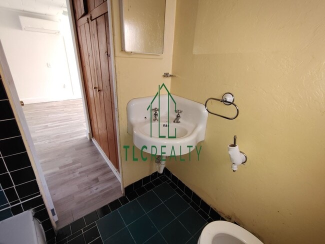 Building Photo - Quaint Home on S. Second St