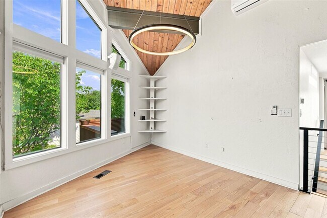 Building Photo - Remodeled Mid-Century 3-Bedroom, 2.5-Bath Home in a Highly Desirable Boise Neighborhood
