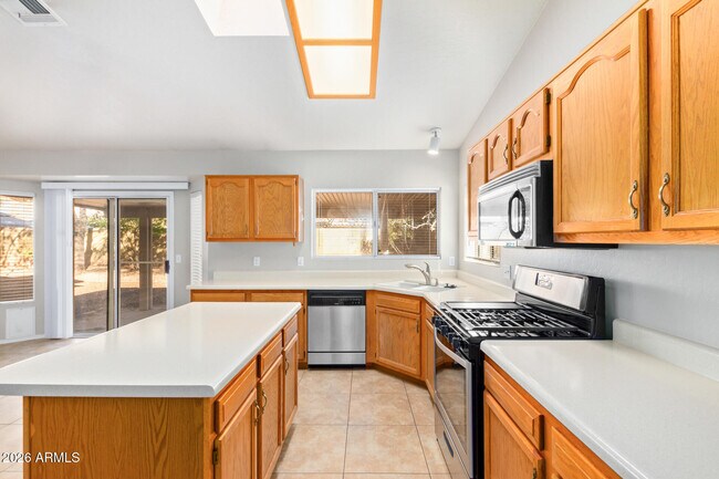 Building Photo - 5682 W Ross Dr