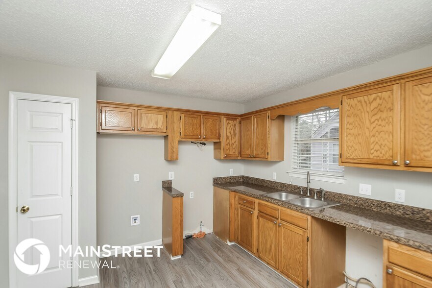 Building Photo - 4058 Five Oaks Ct