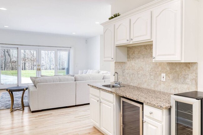 Building Photo - 6 Little Ct