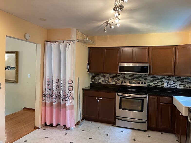 Building Photo - 257 Lake Rd