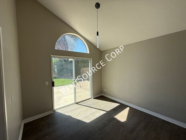 Building Photo - 40055 Castana Ln
