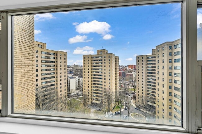Building Photo - 3 Fordham Hill Oval