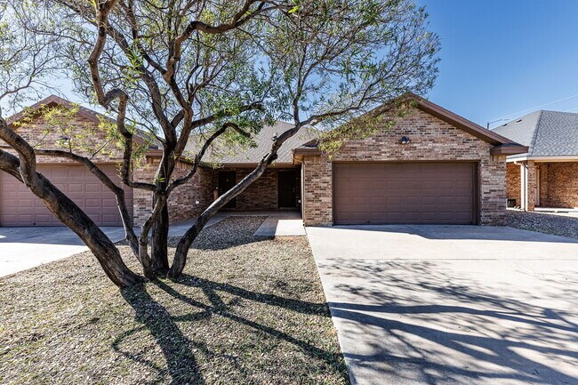 Building Photo - Beautiful, Spacious Duplex in South Lubbock