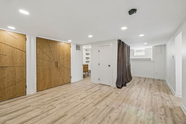 Building Photo - 902 Broadmoor Dr