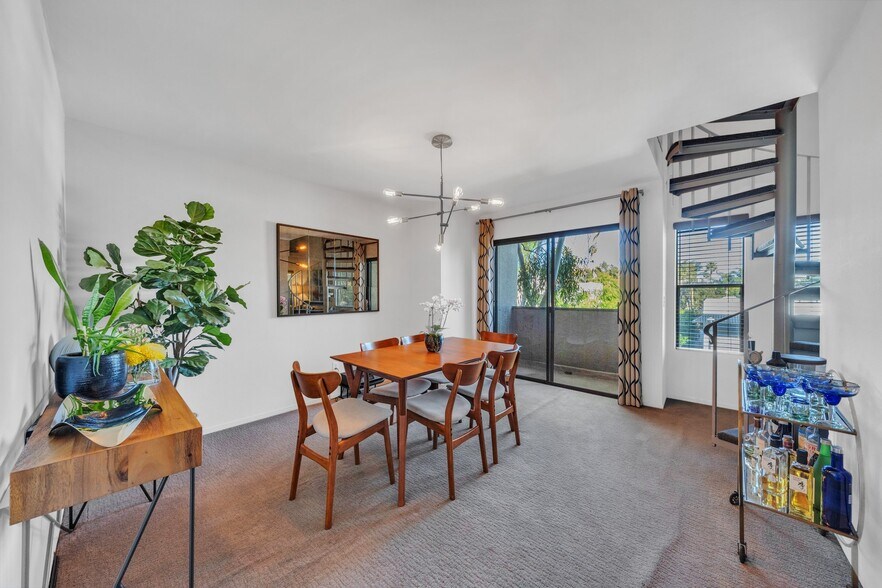 Building Photo - 909 N Sierra Bonita Ave