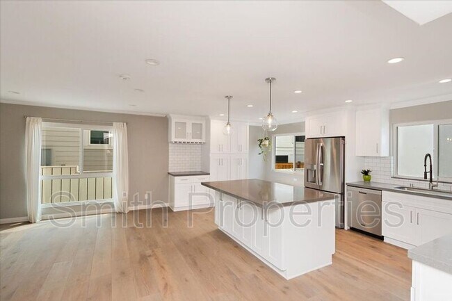 Building Photo - 122 S Guadalupe Ave