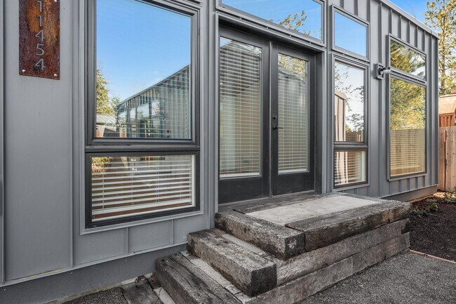 Building Photo - Morris Street Commons Modualr Living! 1/1 Community Living!