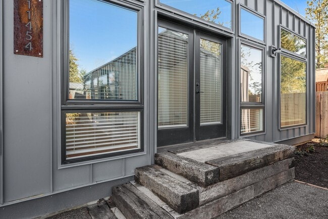 Building Photo - Morris Street Commons Modualr Living! 2/1 55+ Community Living!