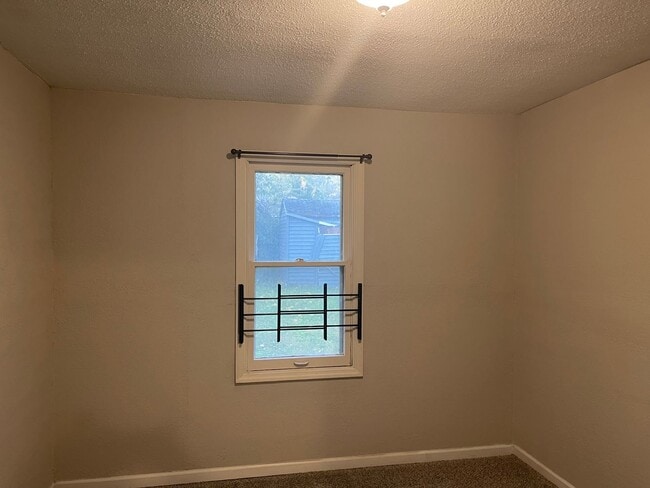 Building Photo - South KC 4Bed/1 Home Available Now!