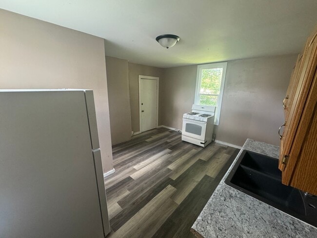 Building Photo - House for RENT 2 BedRooms / 1 Bathroom