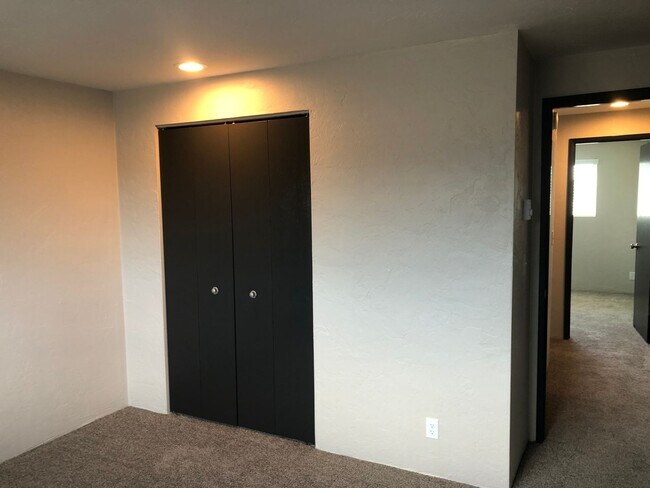 Building Photo - Updated 2 bedroom 1.5 bathroom duplex!