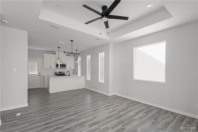 Building Photo - 404 N Onyx Ave