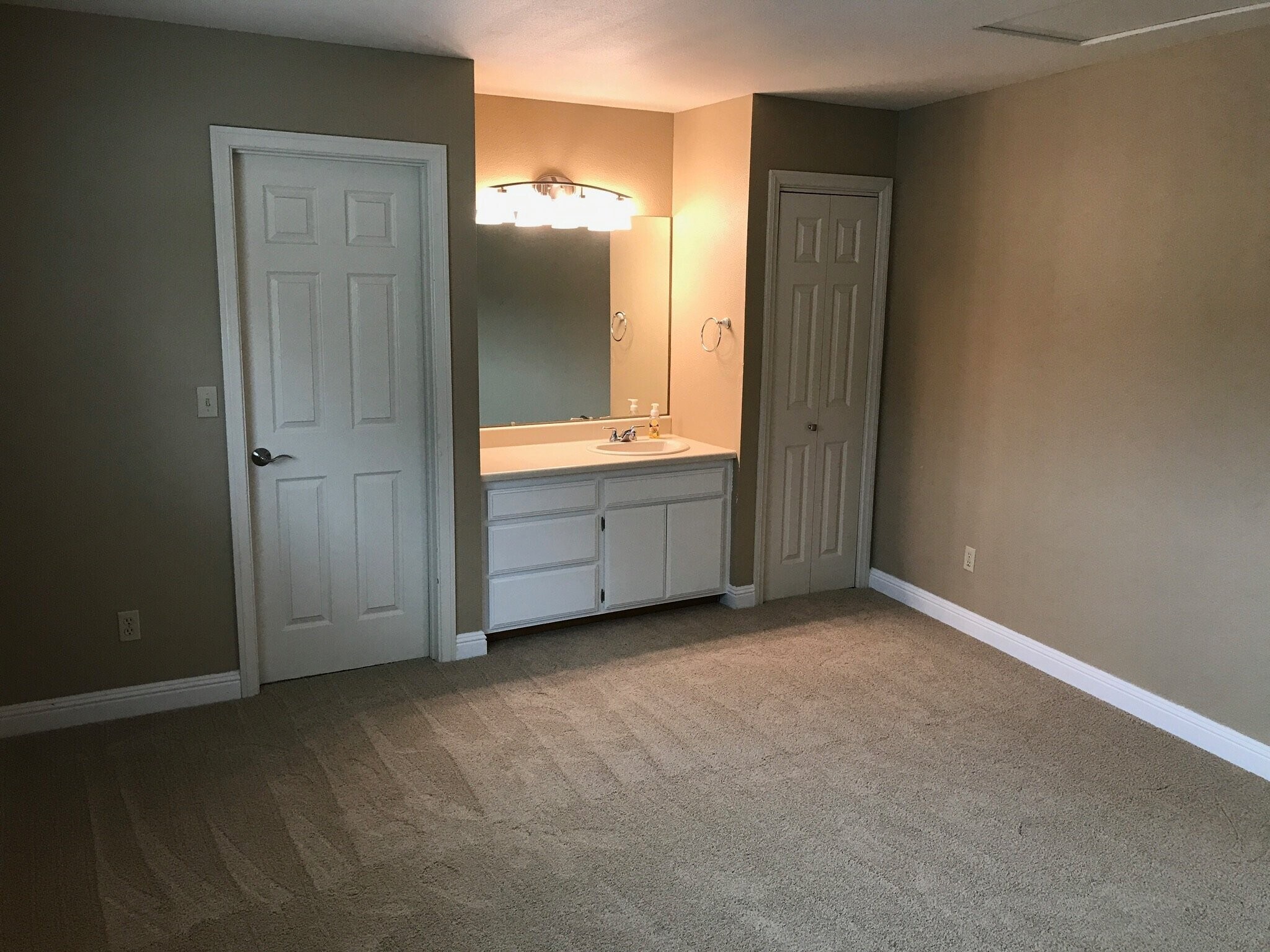 Building Photo - 8700 Rumson Dr