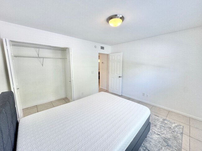 Building Photo - ** KINGS LAKE ** 2 BED / 2 BATH - CONDO - ...