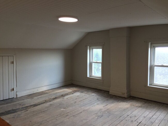Building Photo - Just renovated 3 bed 2 bath home in emmaus.
