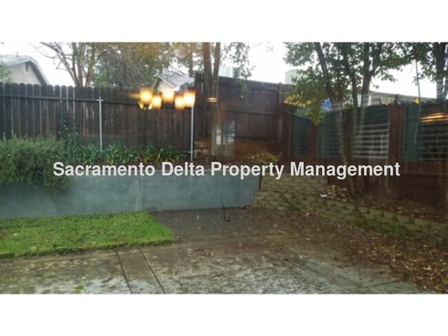 Building Photo - AVAILABLE NOW - CITRUS HEIGHTS 3 BEDROOM 2...