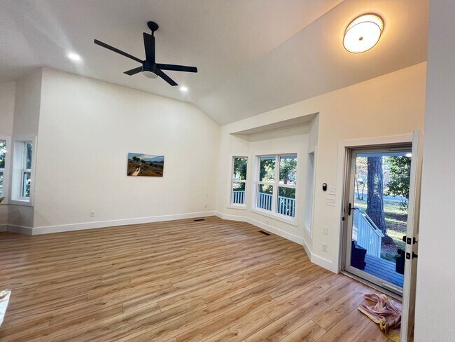 Building Photo - Pet Friendly, Remodeled Home in North Myrt...