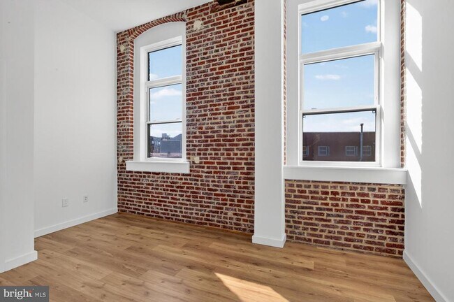 Building Photo - 2045 Trenton Ave