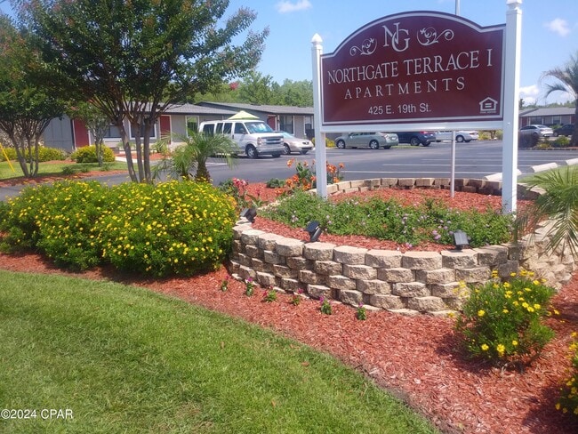 Building Photo - 425 E 19th St