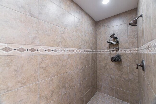 Building Photo - 6 W Monteagle Cir