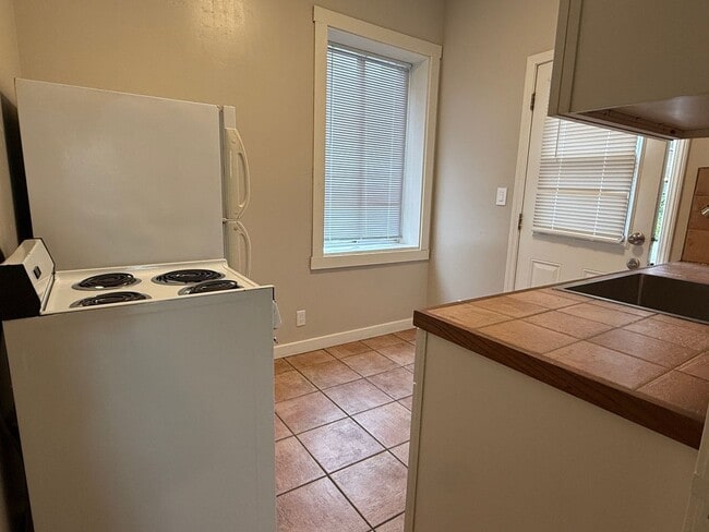 Building Photo - Chestnut Street-1312