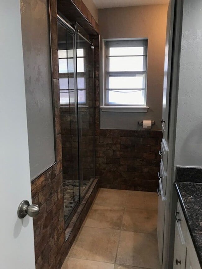Building Photo - Newly Updated - Granite Counters - 4 Bd/3 Ba - Spacious