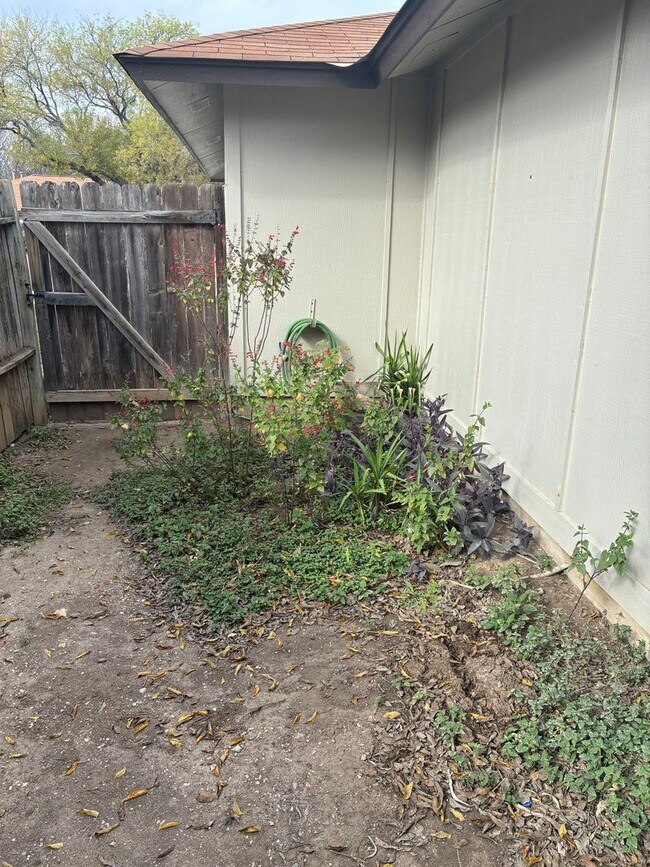 Building Photo - December Move In