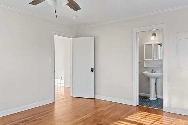 Building Photo - 2206 White Oak Dr
