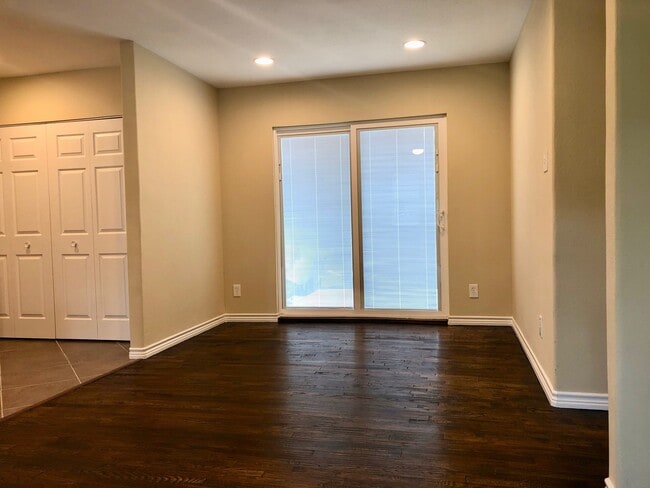 Building Photo - 2 Bedrooms - 1 Bathroom - LARGE Backyard!