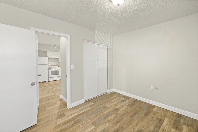 Building Photo - 402 Sunny Ln