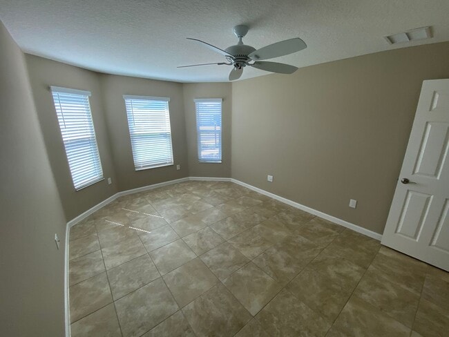Building Photo - Beautiful Unfurnished 3 bed, 2 bath ANNUAL...