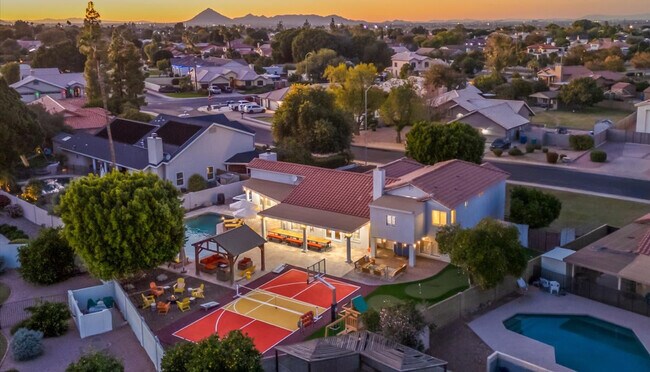 Building Photo - 2431 E Laurel St