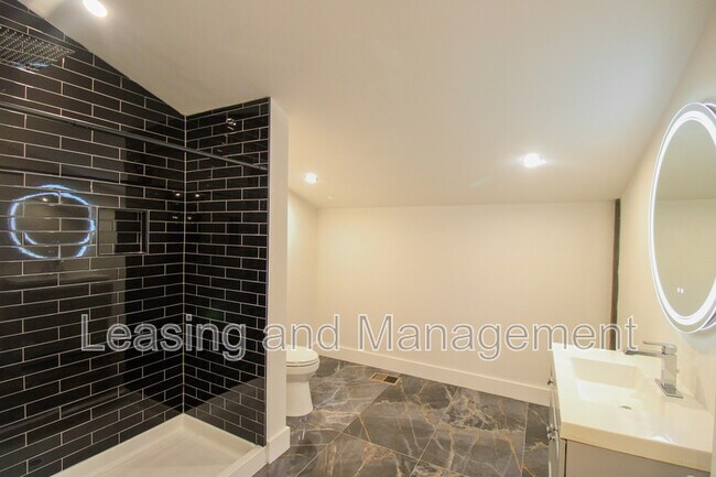 Building Photo - 3494 River Rd